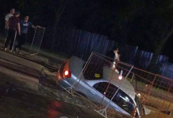 Ночное ДТП произошло в Приокском районе: автомобиль начал проваливаться под землю