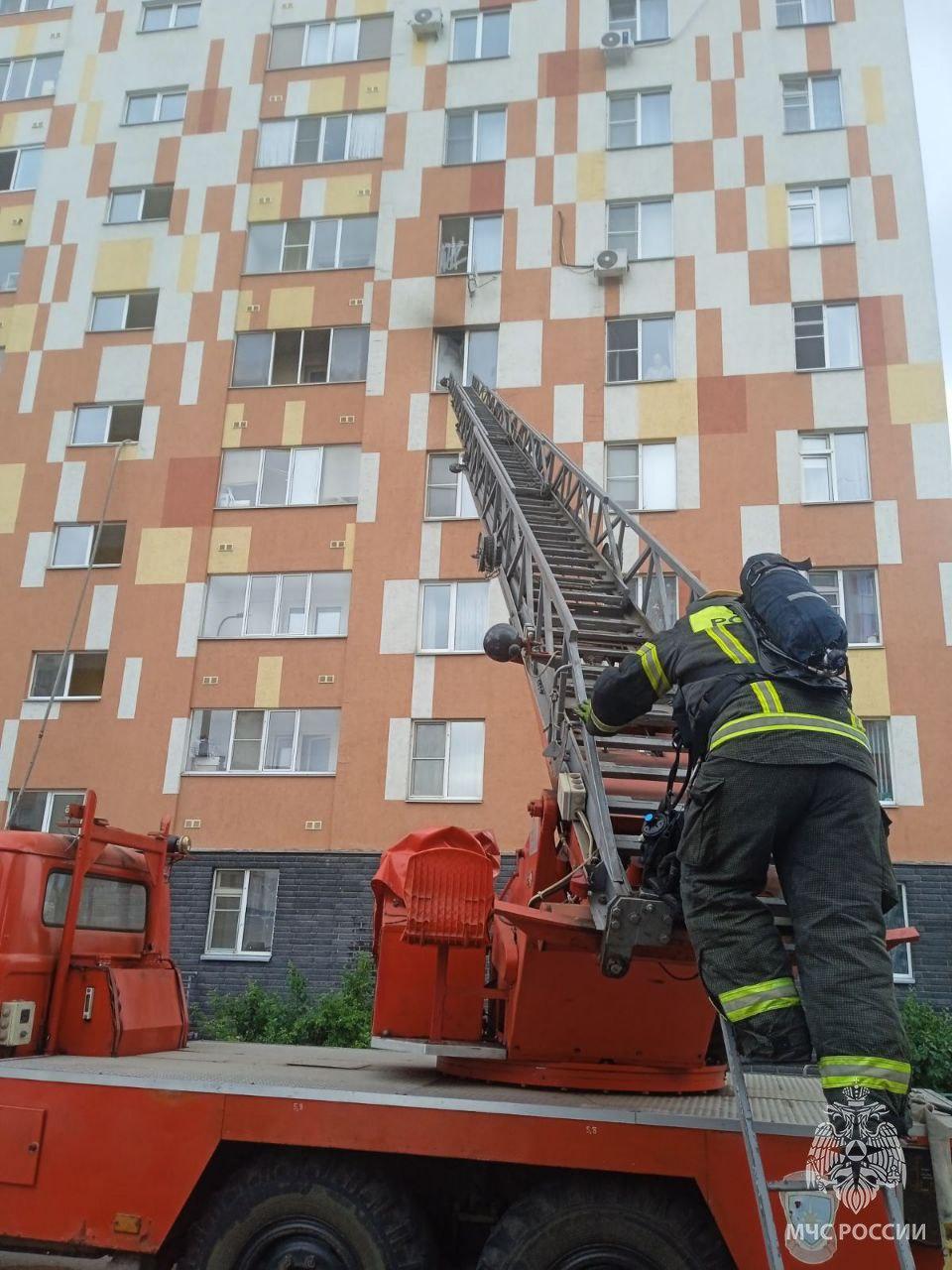 25 человек эвакуировали из горящего дома в Автозаводском районе.