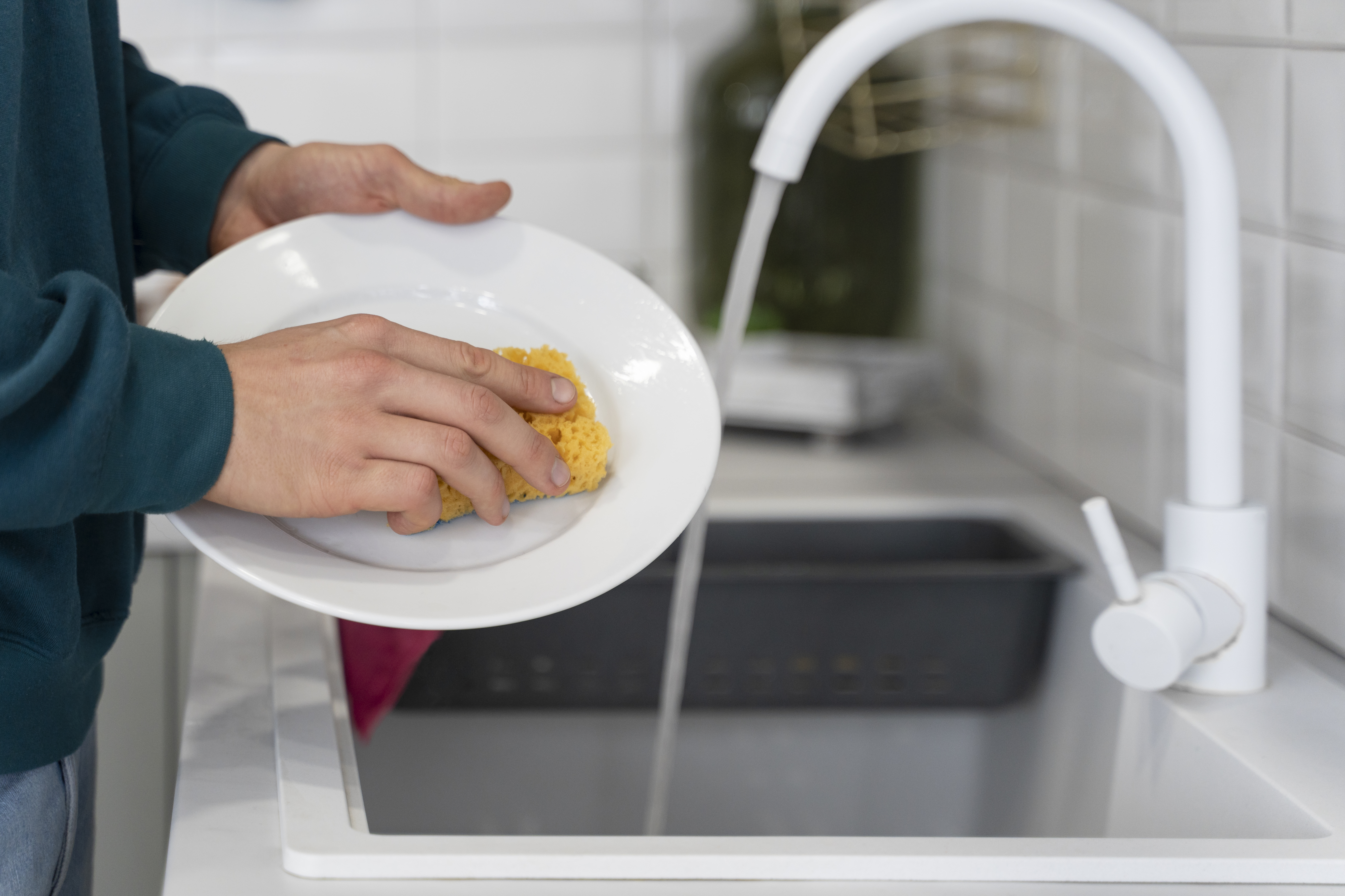 Секретный трюк, который превращает грязную кухонную губку в новую