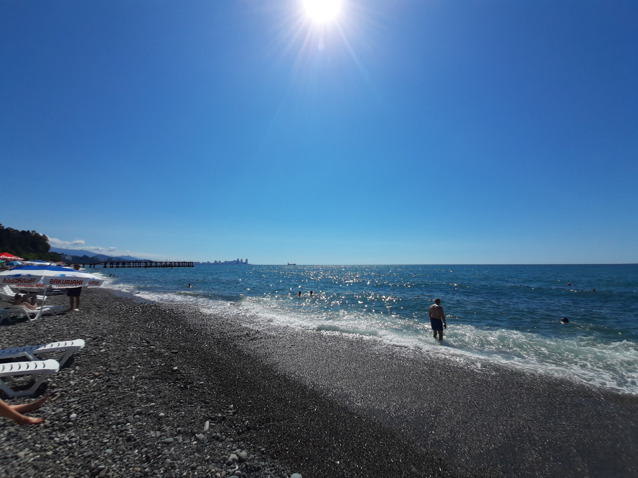 «Плыву, а навстречу мне фекалии»: российские туристы в ужасе покидают пляжи Черного моря 