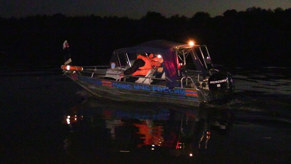 Спасатели эвакуировали 19 человек с острова на Волге после поломки катера