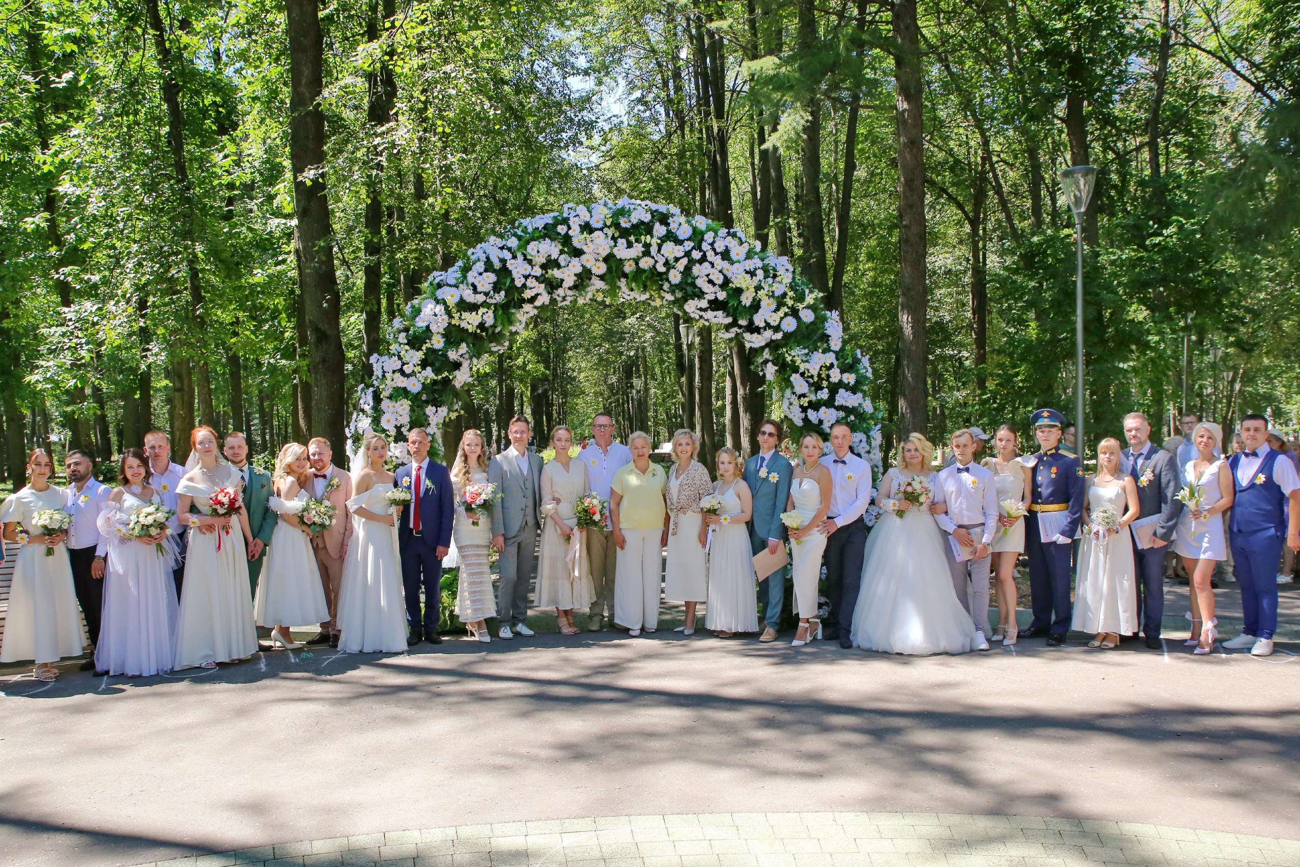 Массовая церемония бракосочетания прошла в воскресенье в нижегородском парке