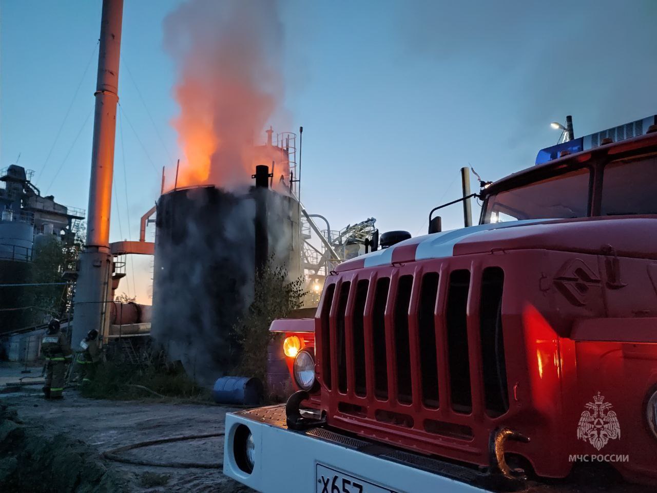 В Дзержинске ночью загорелся асфальтный завод