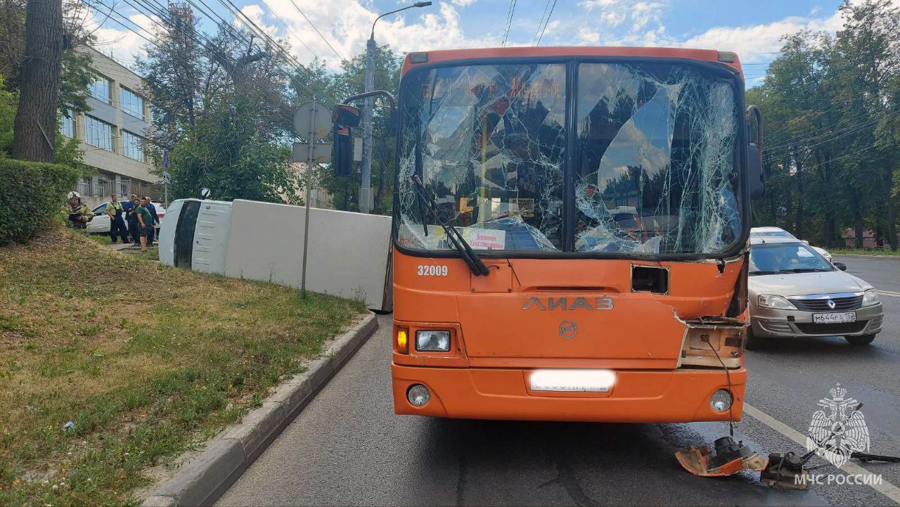 Автобус и ГАЗель столкнулись на проспекте Гагарина: одного из водителей увезли на скорой