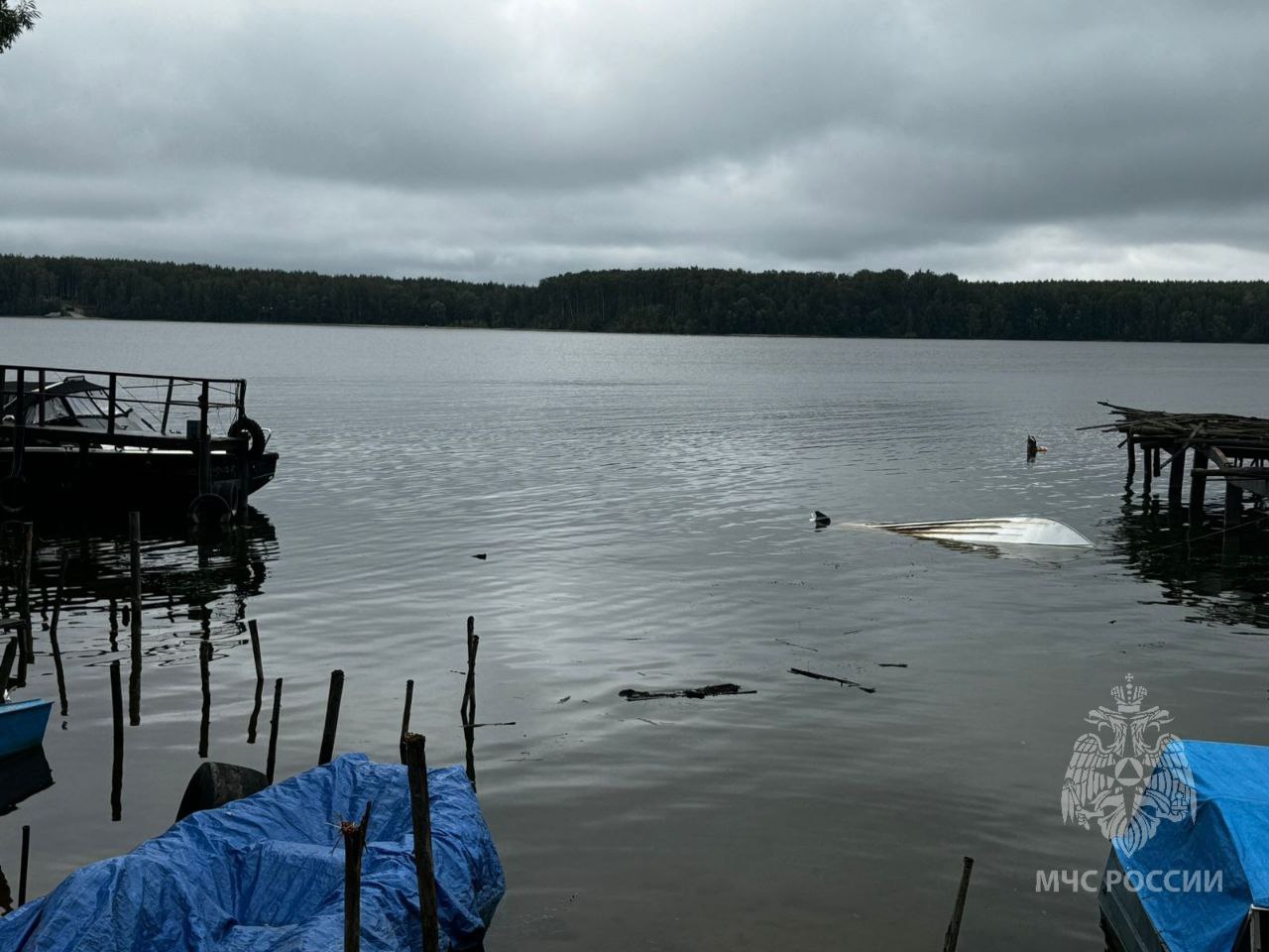 Лодка с шестью рыбаками опрокинулась в Чкаловском районе