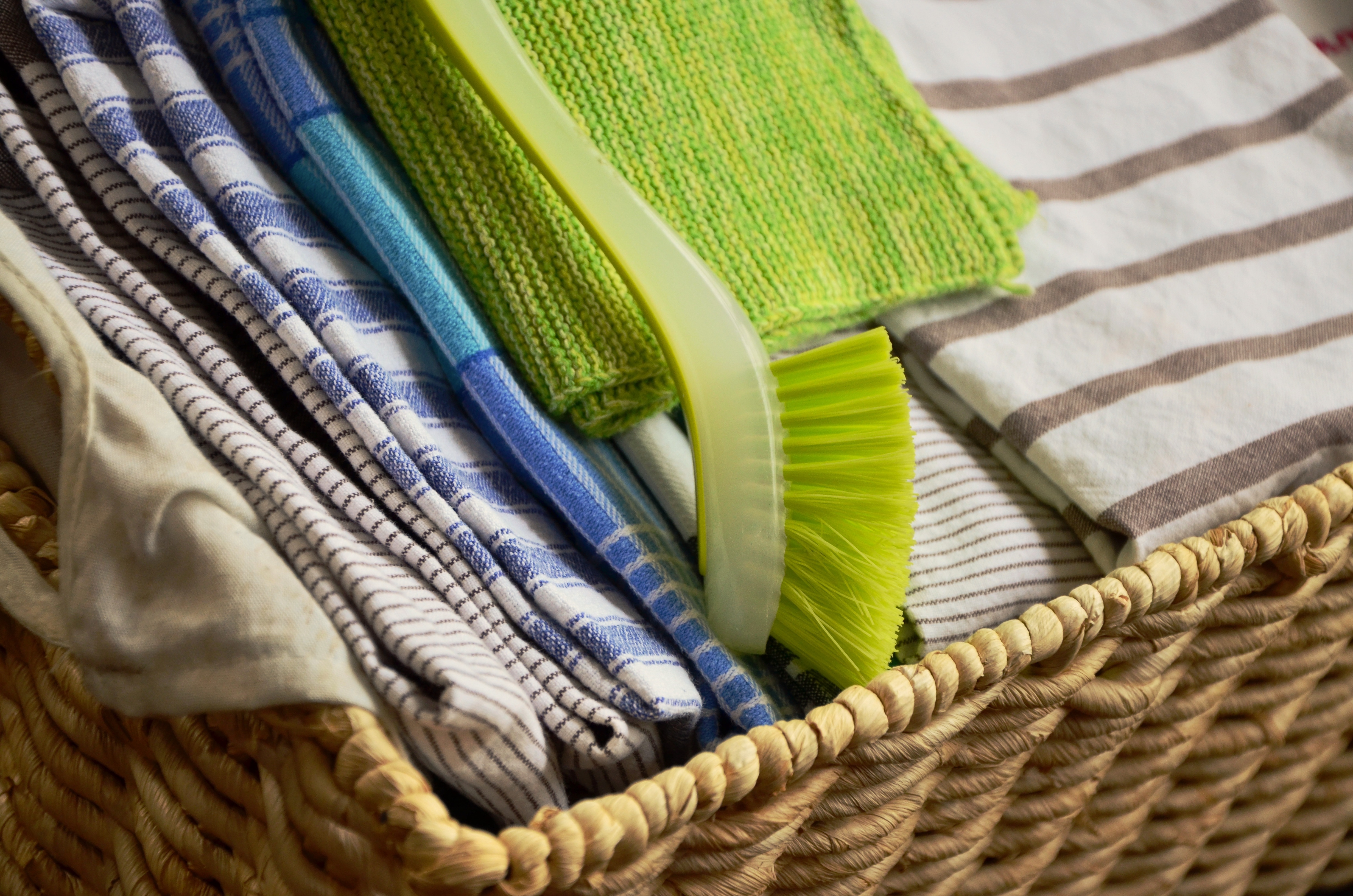 Грязные кухонные полотенца становятся идеально чистыми за 5 минут: раскрыт секрет домохозяек