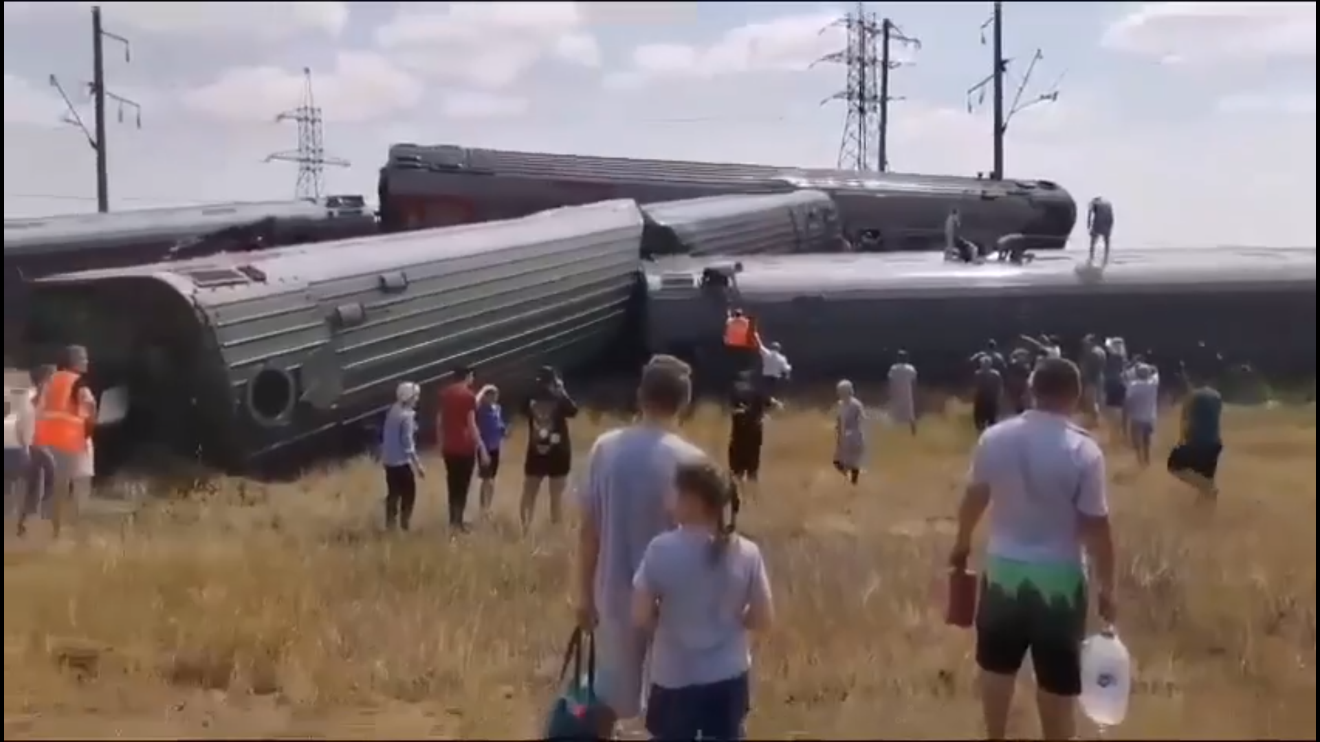 Поезд с 800 пассажирами сошел с рельсов в Волгоградской области