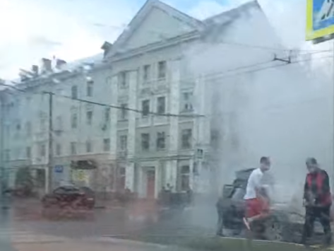 В центре Дзержинска на дороге вспыхнула Mazda