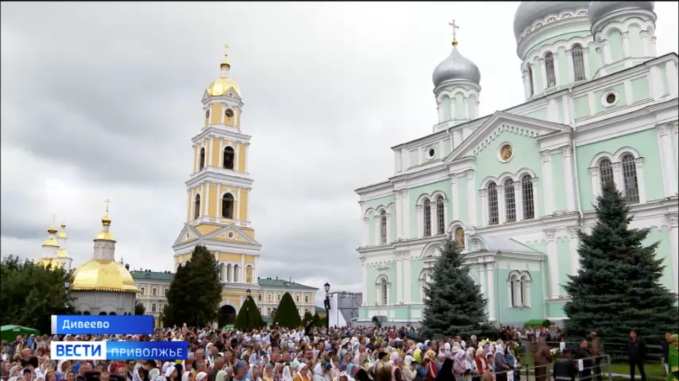 Тысячи паломников со всей России посетили Дивеево в день обретения мощей Серафима Саровского