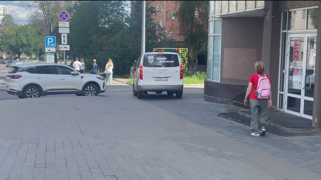 Нижегородцы заметили брендированный автомобиль "Пари НН", разъезжающий по тротуару 