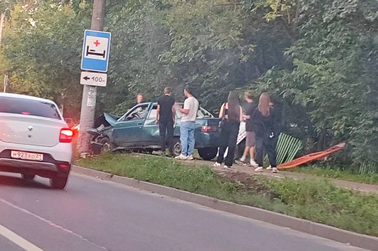 В Нижнем Новгороде подростки на "Ладе" врезались в столб и сбежали