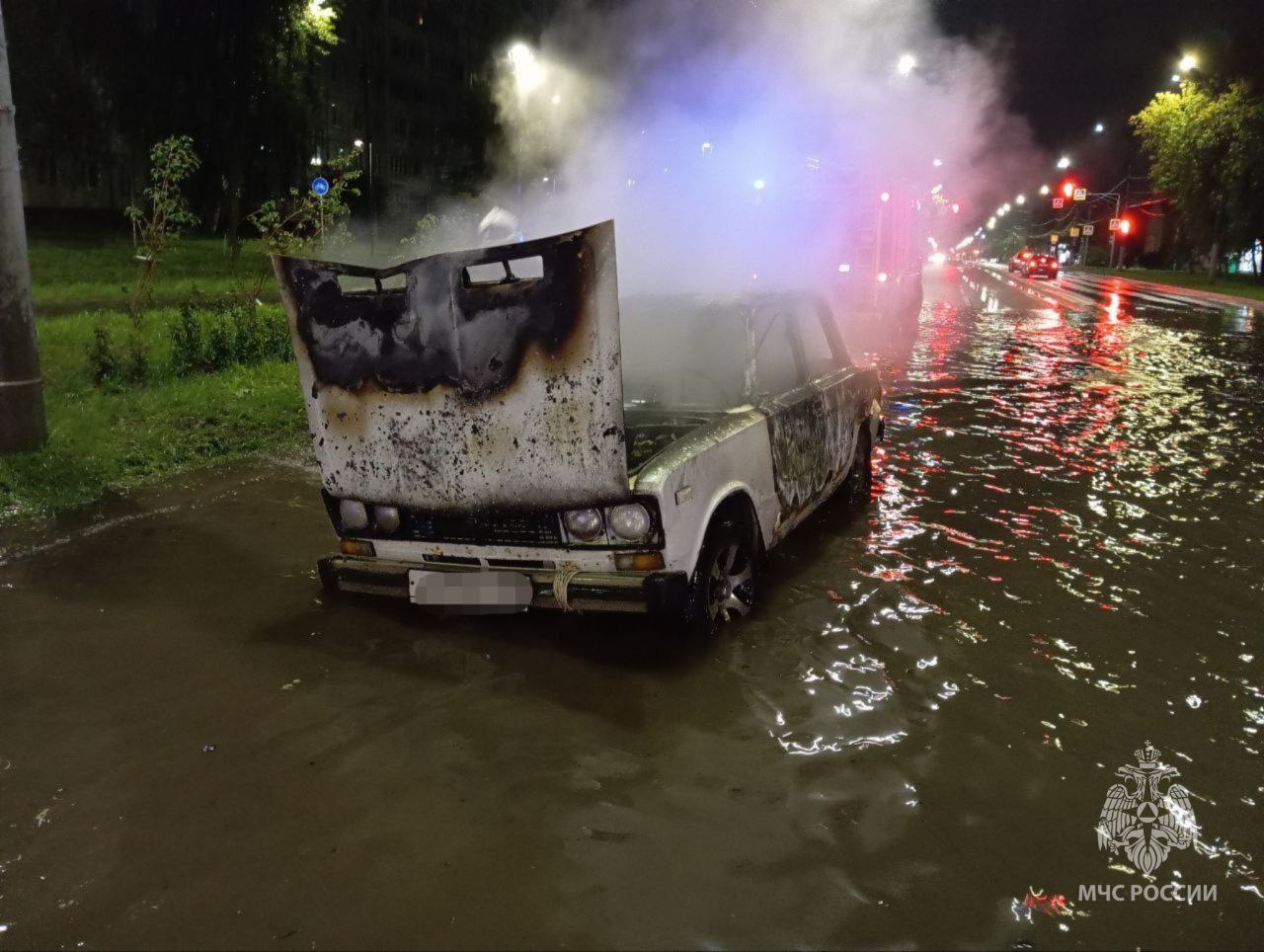 Ночной пожар в Нижнем Новгороде: легковушка сгорела на затопленной улице