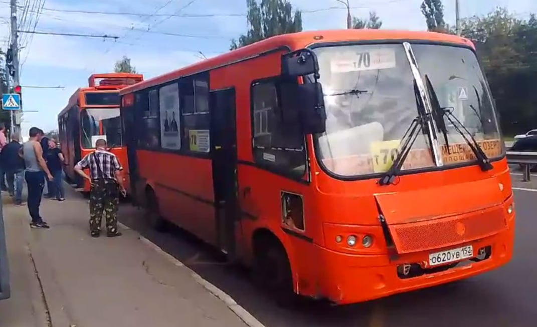 Троллейбус врезался в маршрутку на остановке в Нижнем Новгороде