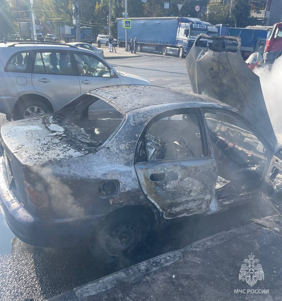 Автомобиль загорелся на улице в Нижнем Новгороде