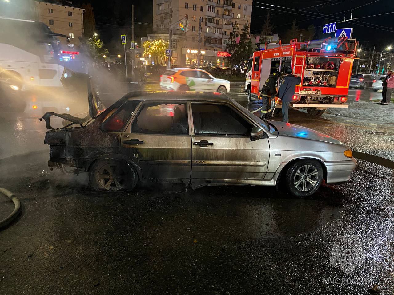 В Сормово минувшей ночью посреди дороги вспыхнула легковушка