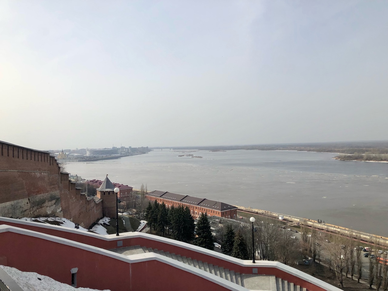 Двое молодых людей упали в Волгу недалеко от Чкаловской лестницы