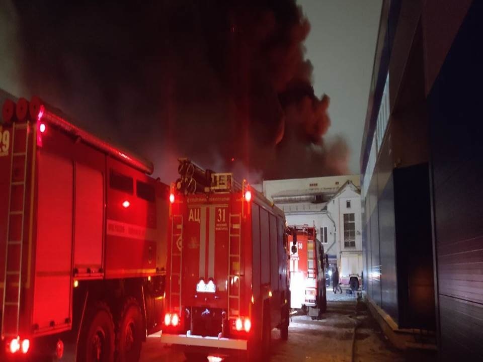 В Нижнем Новгороде с утра до ночи тушили крупный пожар на складе в Московском районе