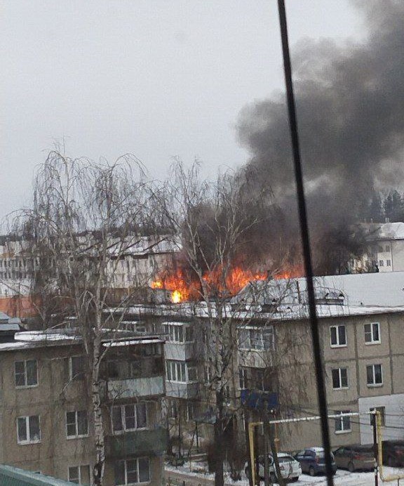 В Борском районе горит многоквартирный дом