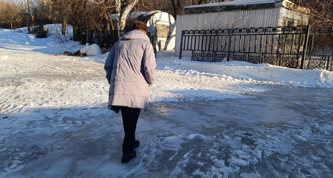 Отныне без падений на льду: посыпьте это на подошву обуви и гуляйте зимой как по асфальту летом