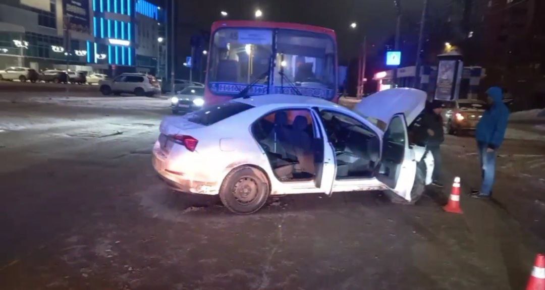 В Нижнем Новгороде на Казанском шоссе рейсовый автобус столкнулся с легковушкой