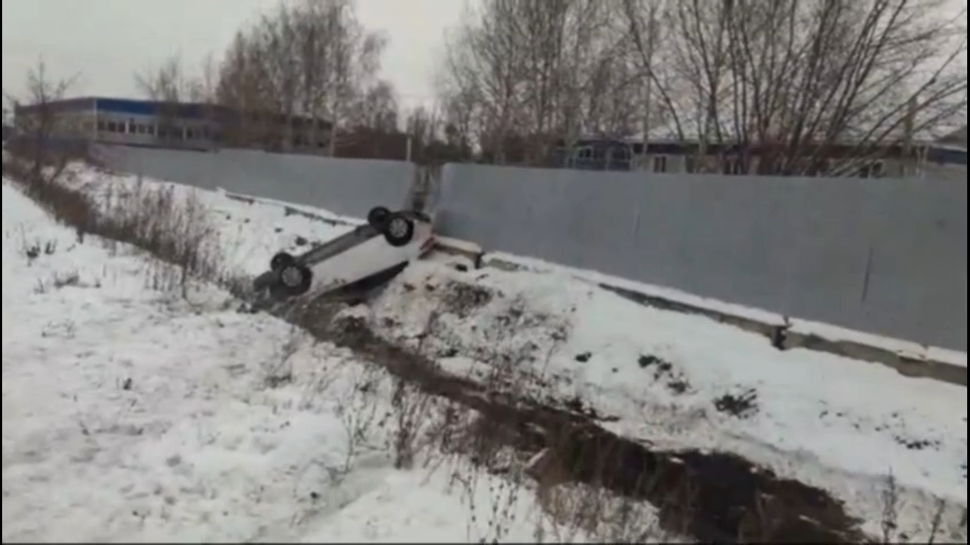 В двух районах Нижегородской области произошли аварии с перевернутыми легковушками