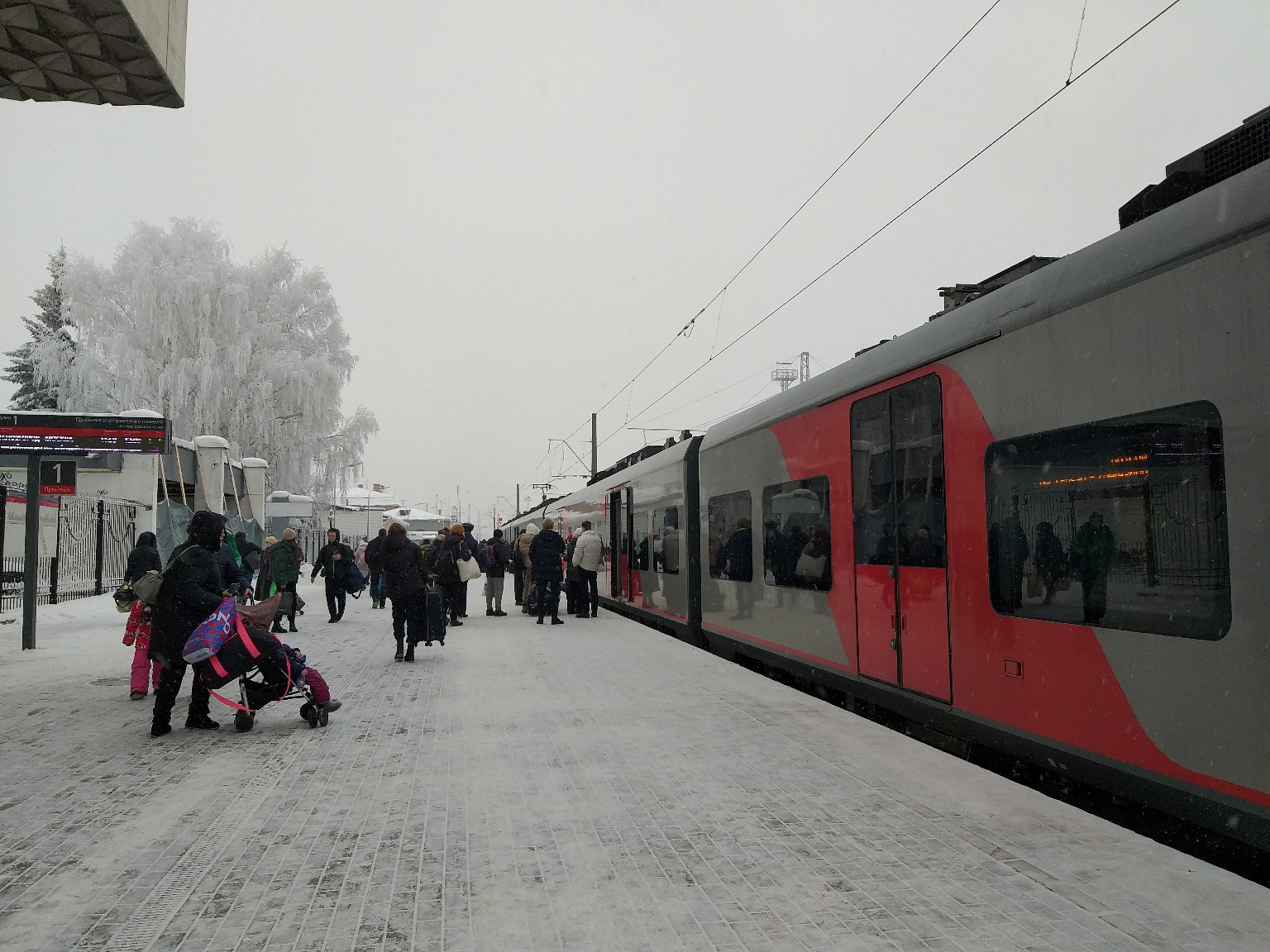 Электропоезд насмерть сбил мужчину в Нижегородской области