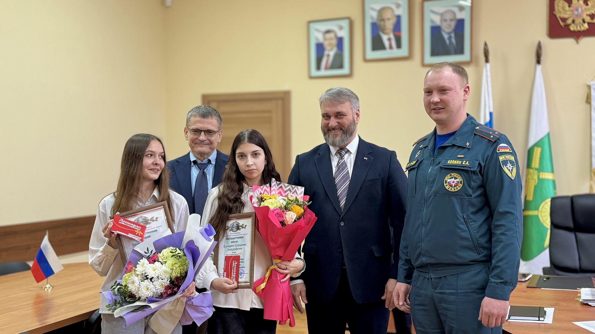 Две школьницы, отдыхая на каникулах в Володарске, помогли предотвратить пожар в жилом доме