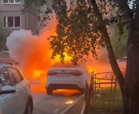 В Нижнем Новгороде рано утром во дворе вспыхнула легковушка