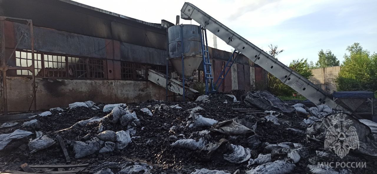 Крупный пожар произошел на складе по производству угля в Дзержинске