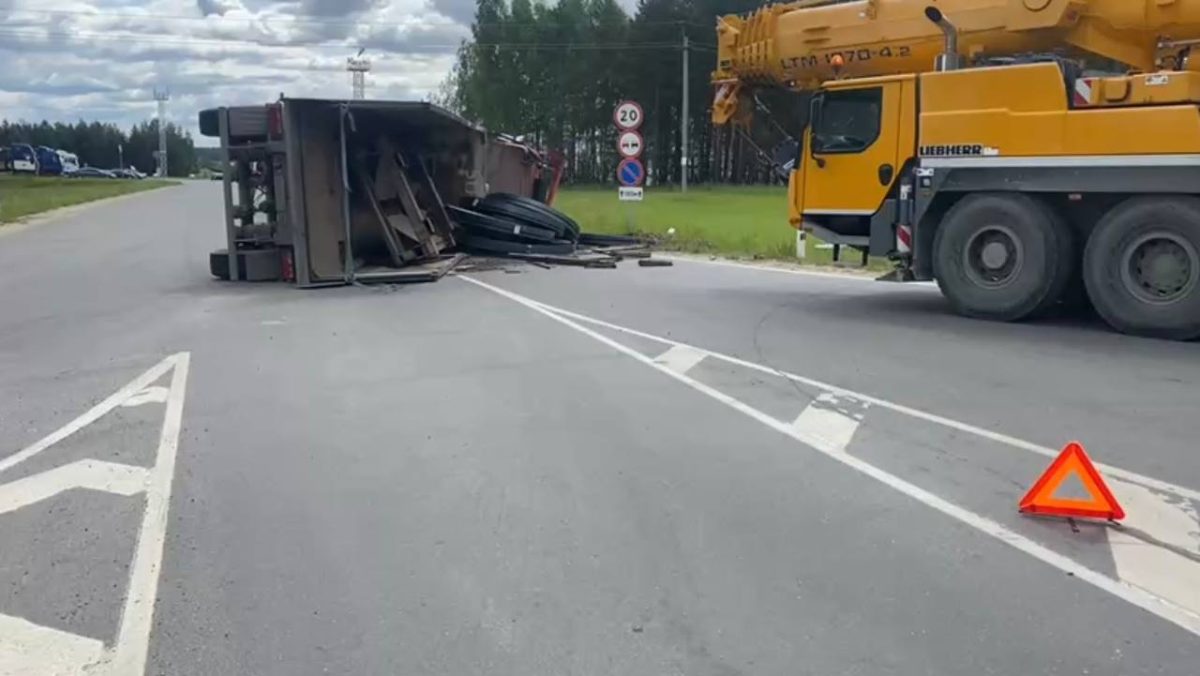 Грузовик с металлическими рулонами опрокинулся под Выксой