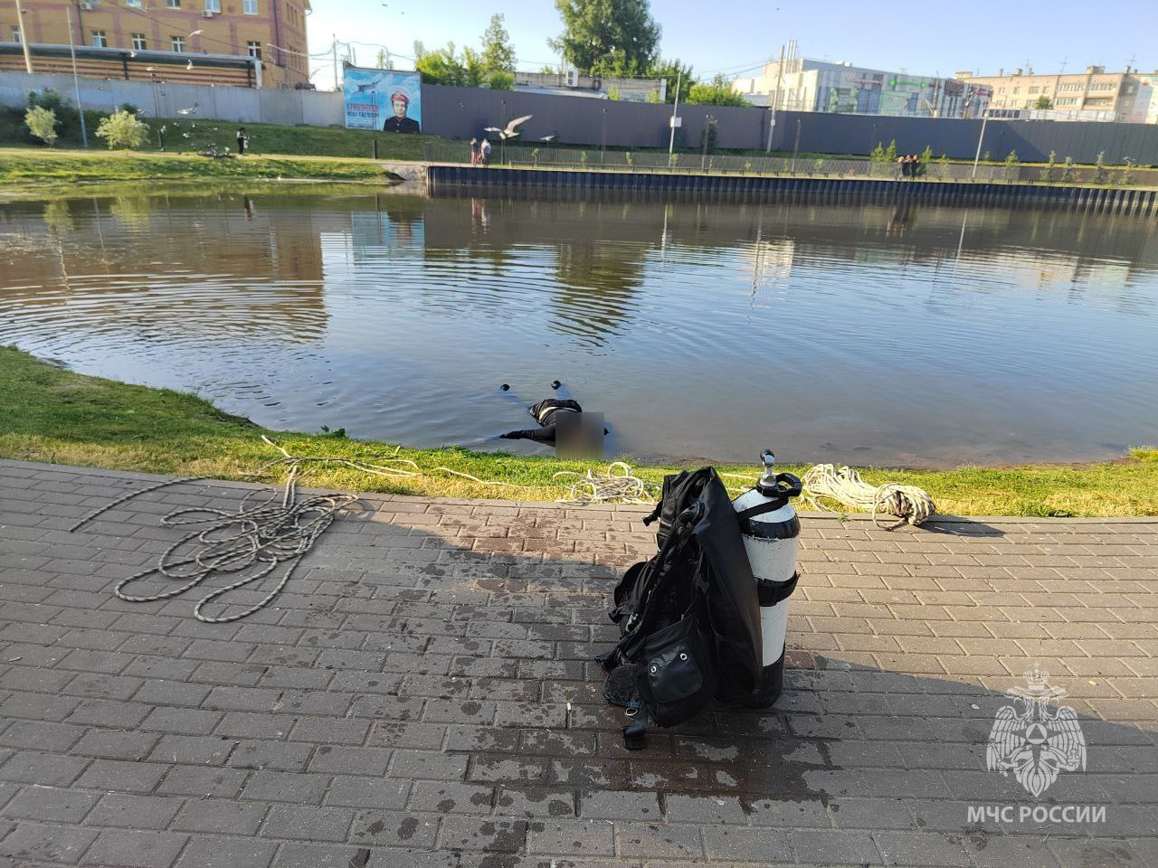 Водолазы извлекли тело 19-летнего парня из озера в городе Бор