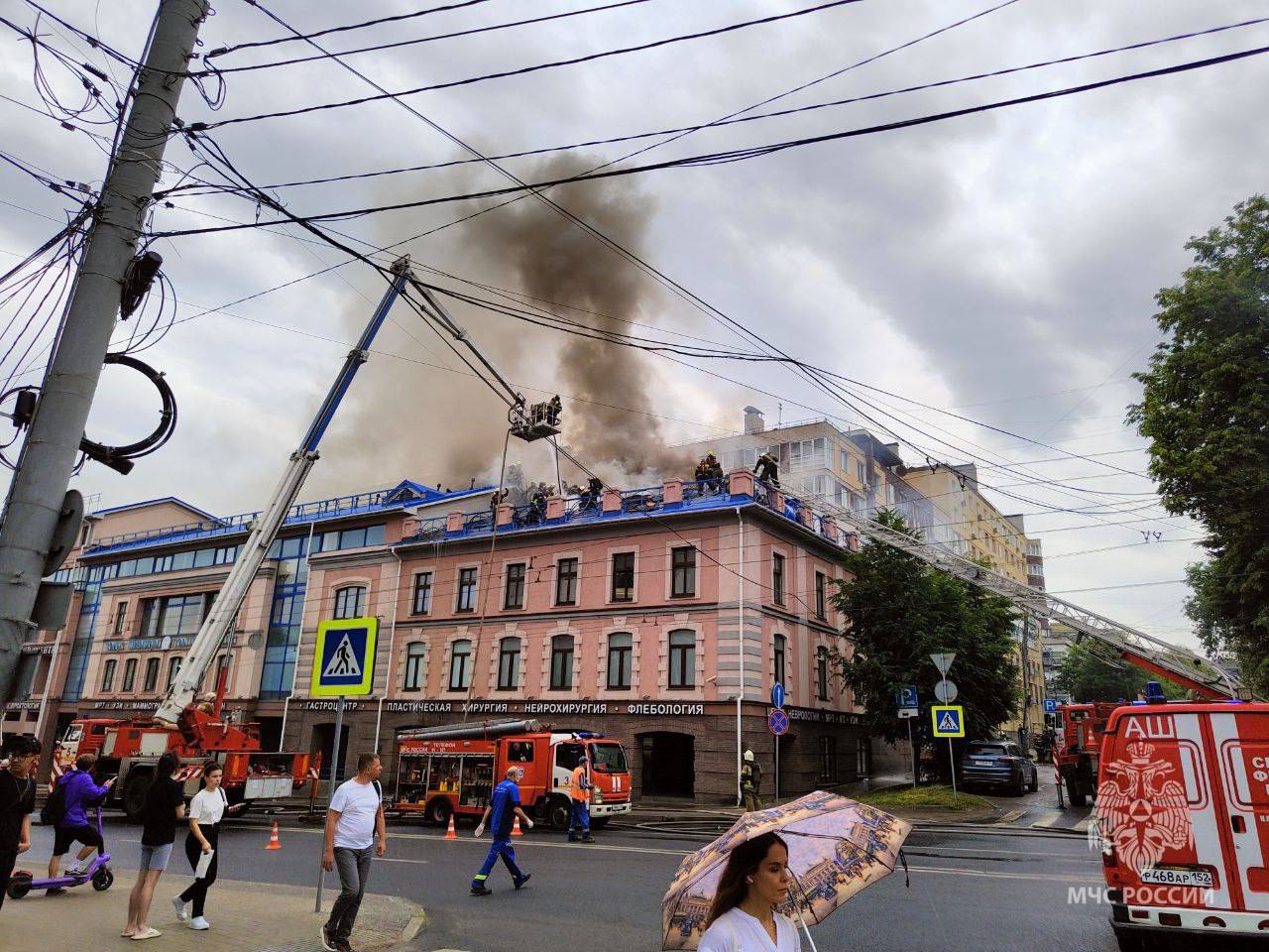 В центре Нижнего Новгорода загорелась клиника и образовались пробки