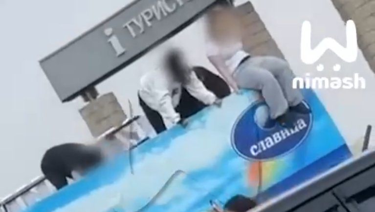 В Нижнем Новгороде подростки вскрыли ларек и разбросали мороженое прохожим