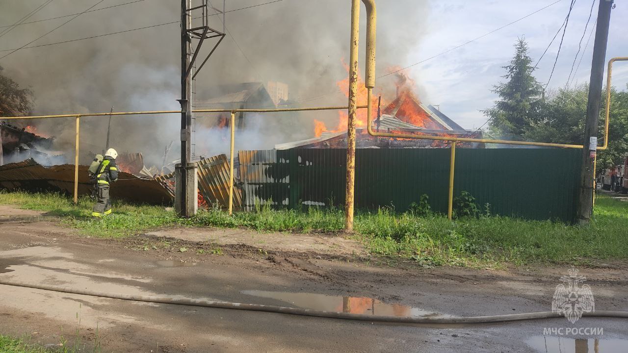 В Нижнем Новгороде сгорели сразу два частных дома