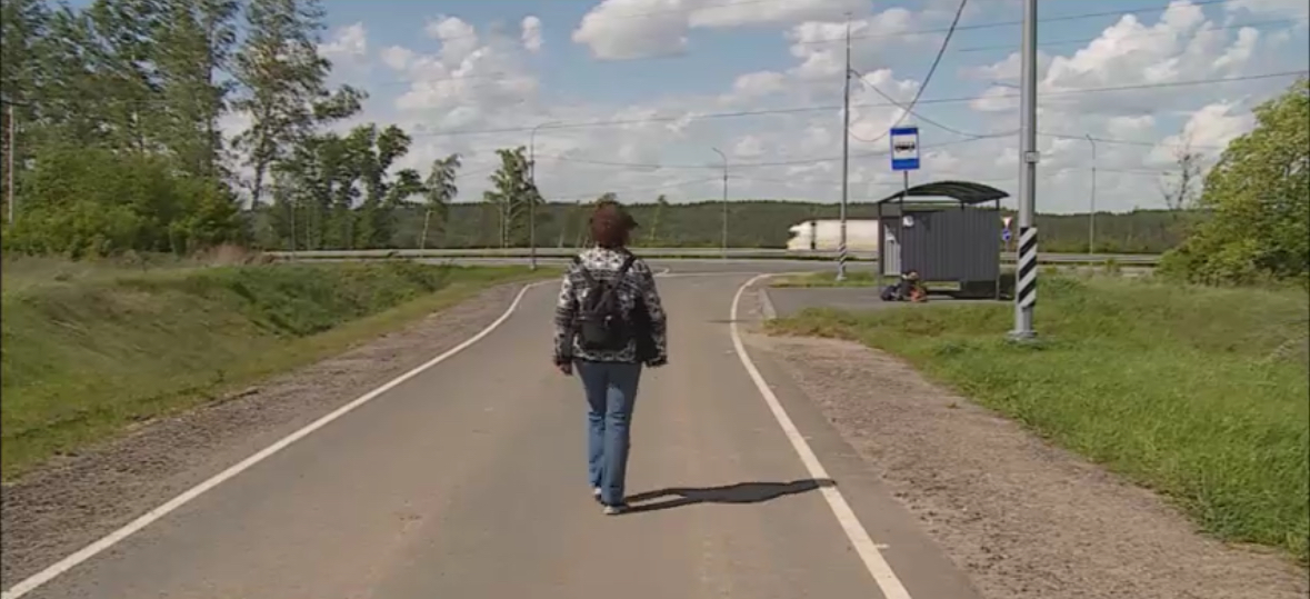 Жители деревни в Кстовском районе вынуждены идти пешком по трассе из-за отсутствия автобусов