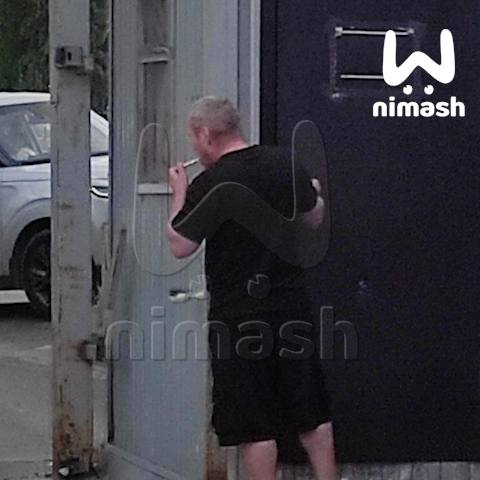 Курение и хамство вместо охраны: активист пожаловался на поведение сотрудника нижегородской инфекционки