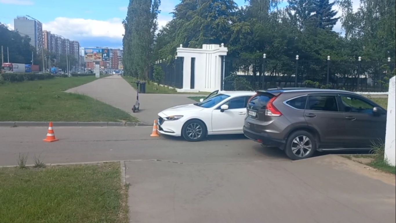 В Нижнем Новгороде подросток на самокате попал под колеса иномарки
