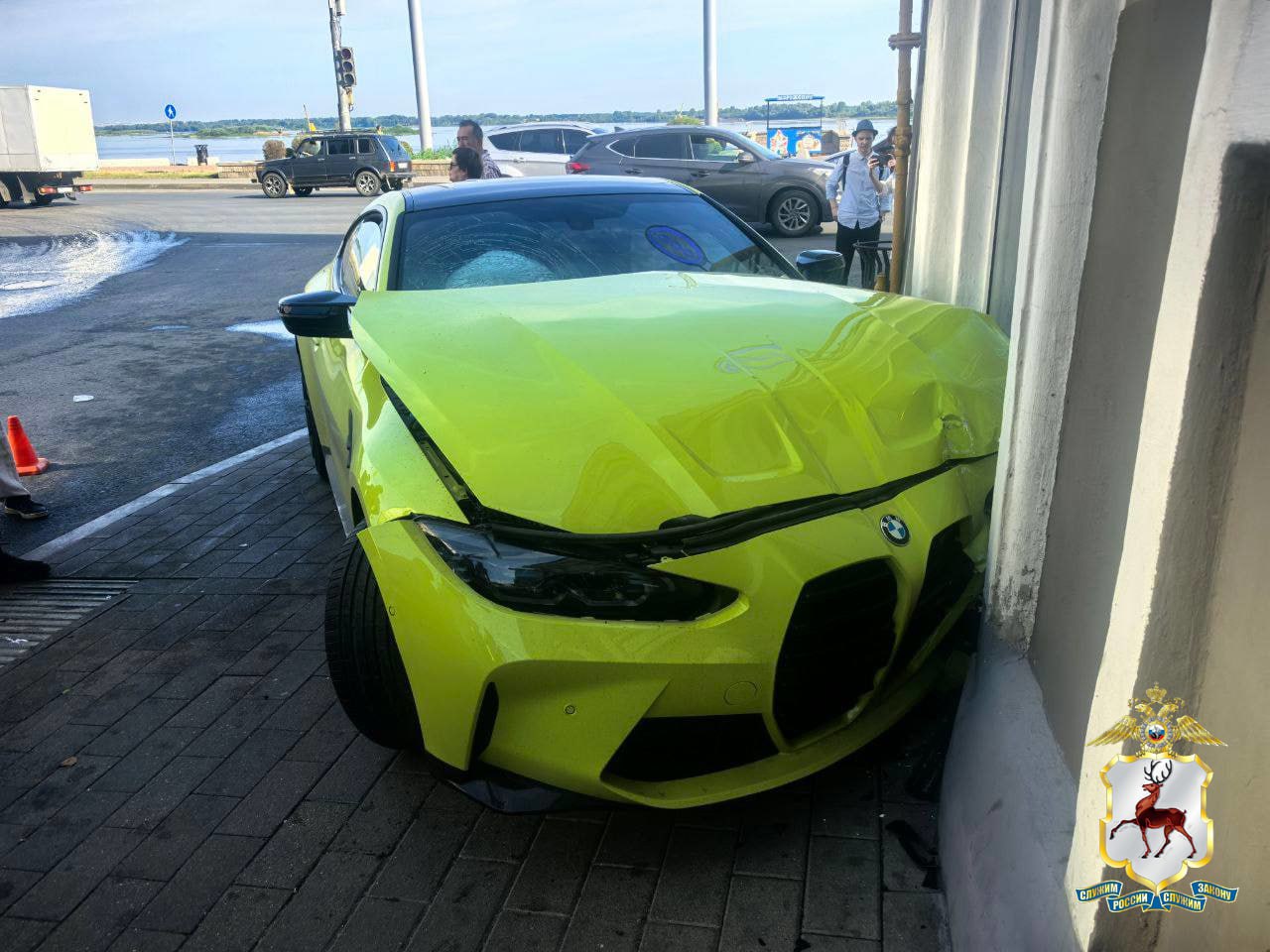 26-летний водитель BMW влетел в фасад на Нижегородской набережной