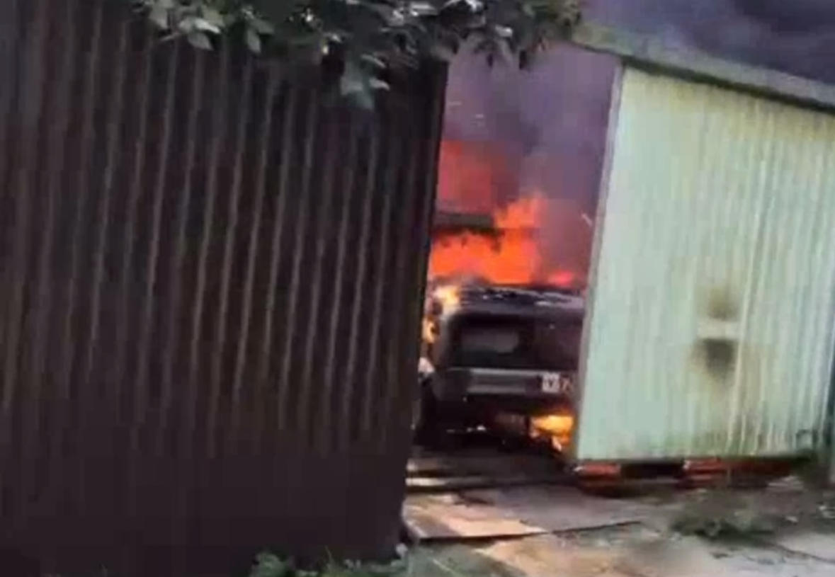 Частный дом и машина сгорели в Советском районе