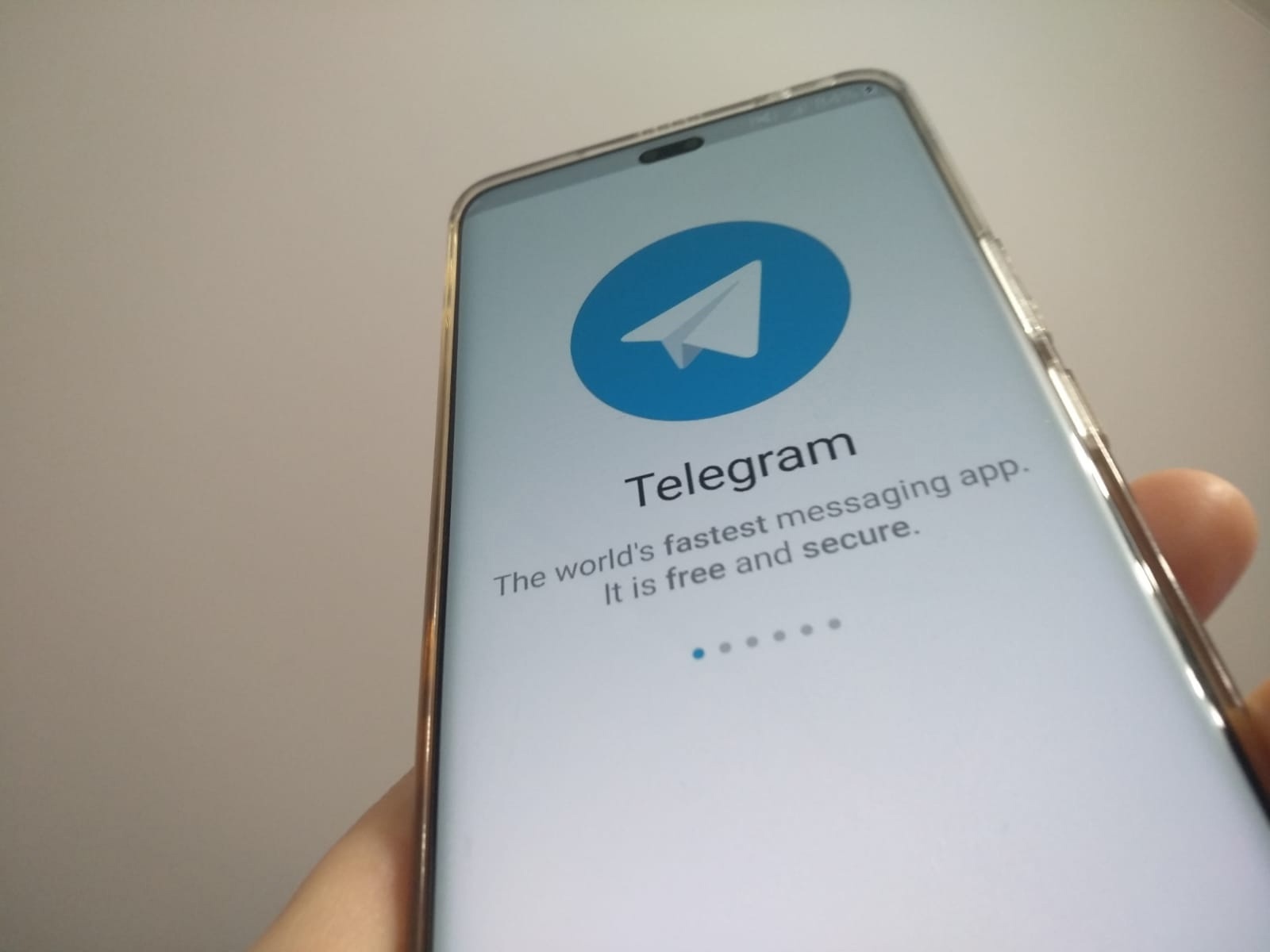 в России запрещают бесплатные вызовы в Telegram и WhatsApp*