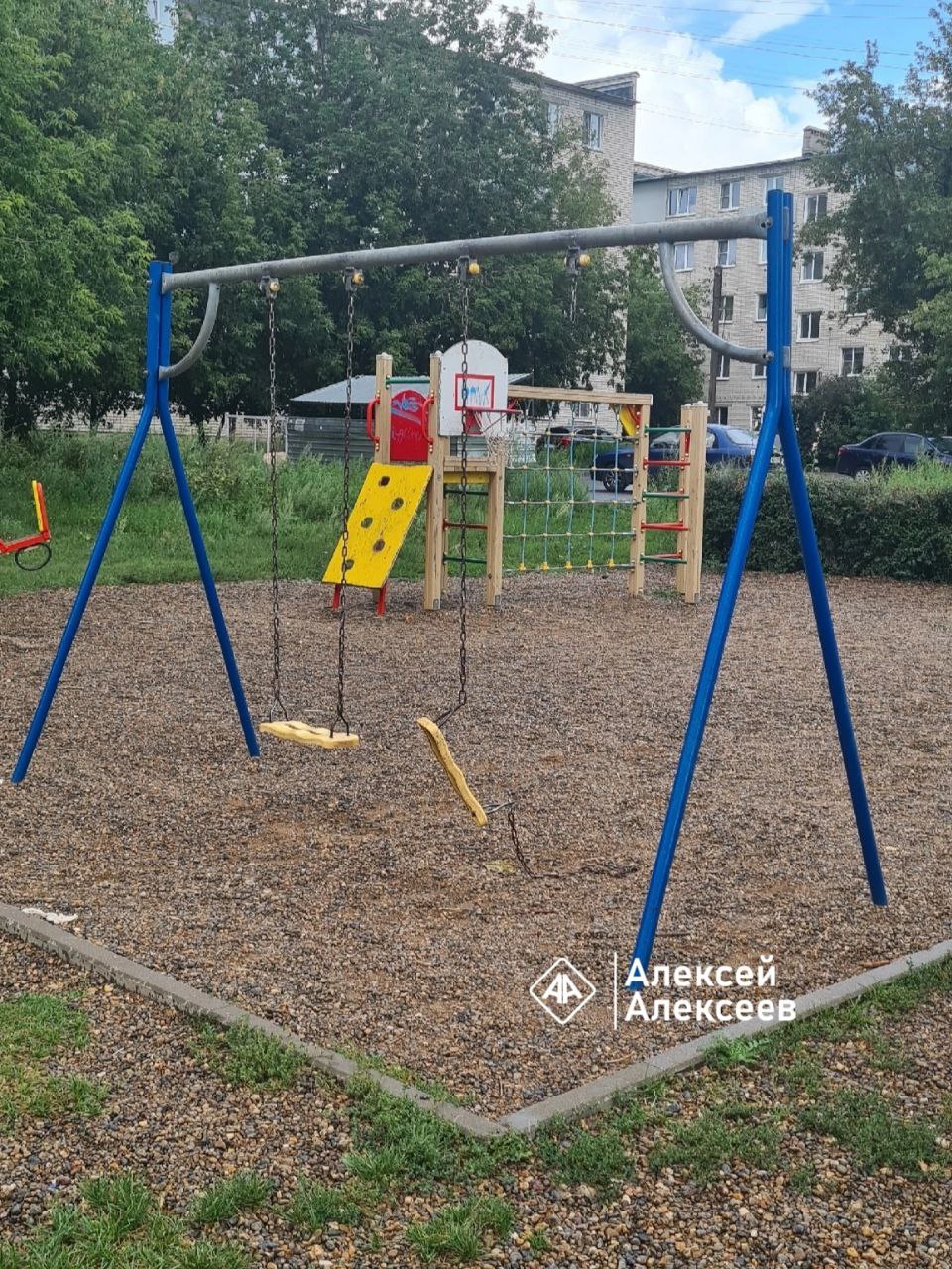 10-летняя девочка из Дзержинске получила сотрясение, когда каталась на качели и цепь оборвалась