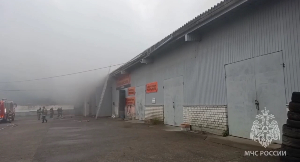 Больше 100 квадратных метров складских помещений сгорели в Нижнем Новгороде