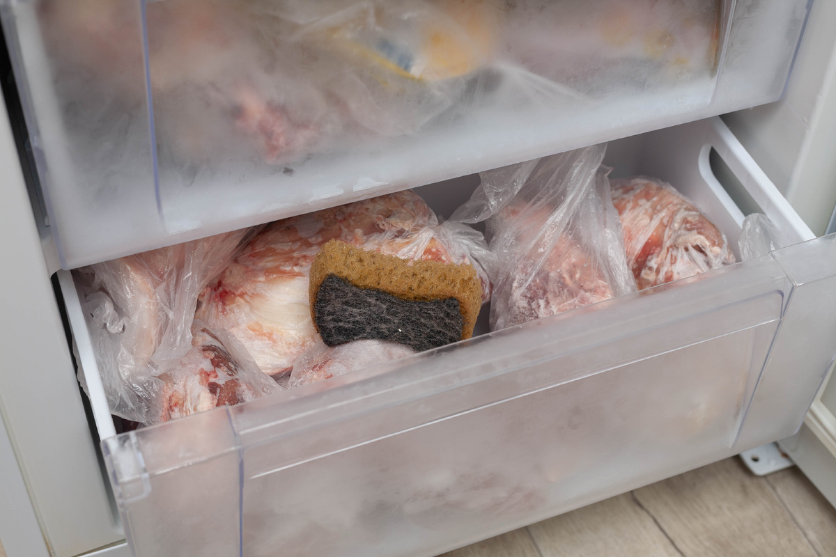 Положила кухонную губку в морозилку — и не нарадуюсь своей смекалке: теперь делаю так всегда