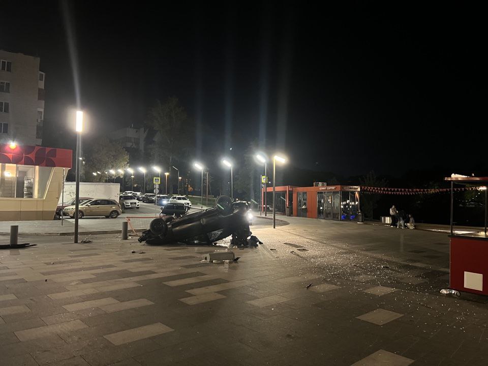 Двое подростков взяли машину и перевернулись на набережной в Нижнем Новгороде