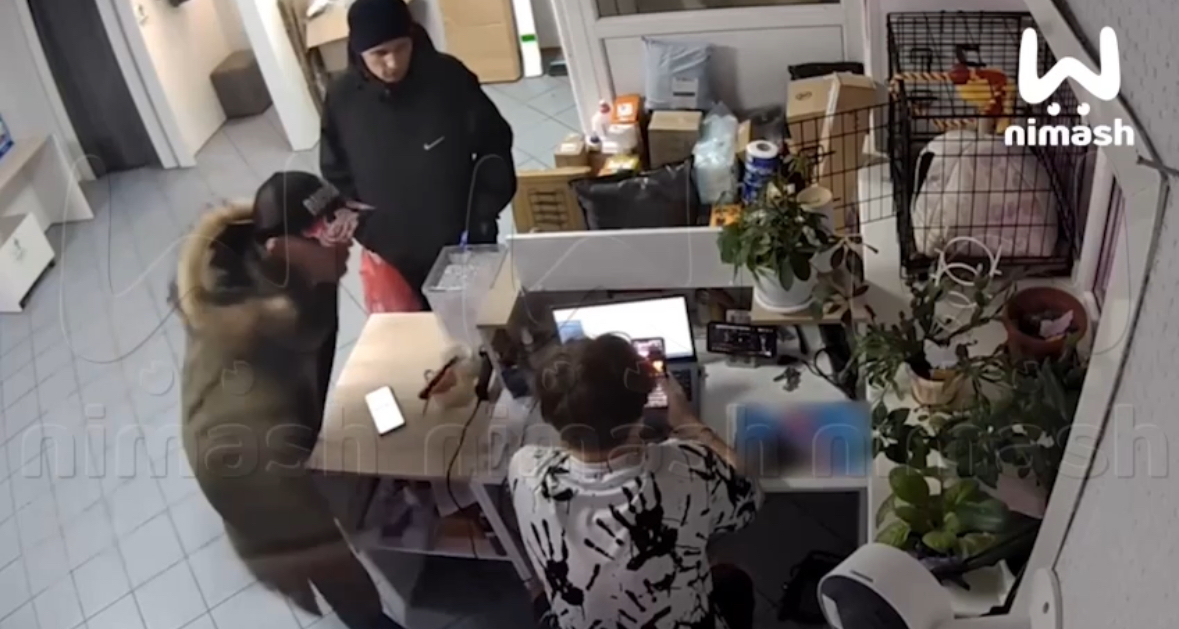 В Нижнем Новгороде двое мужчин разгромили пункт выдачи и избили сотрудника