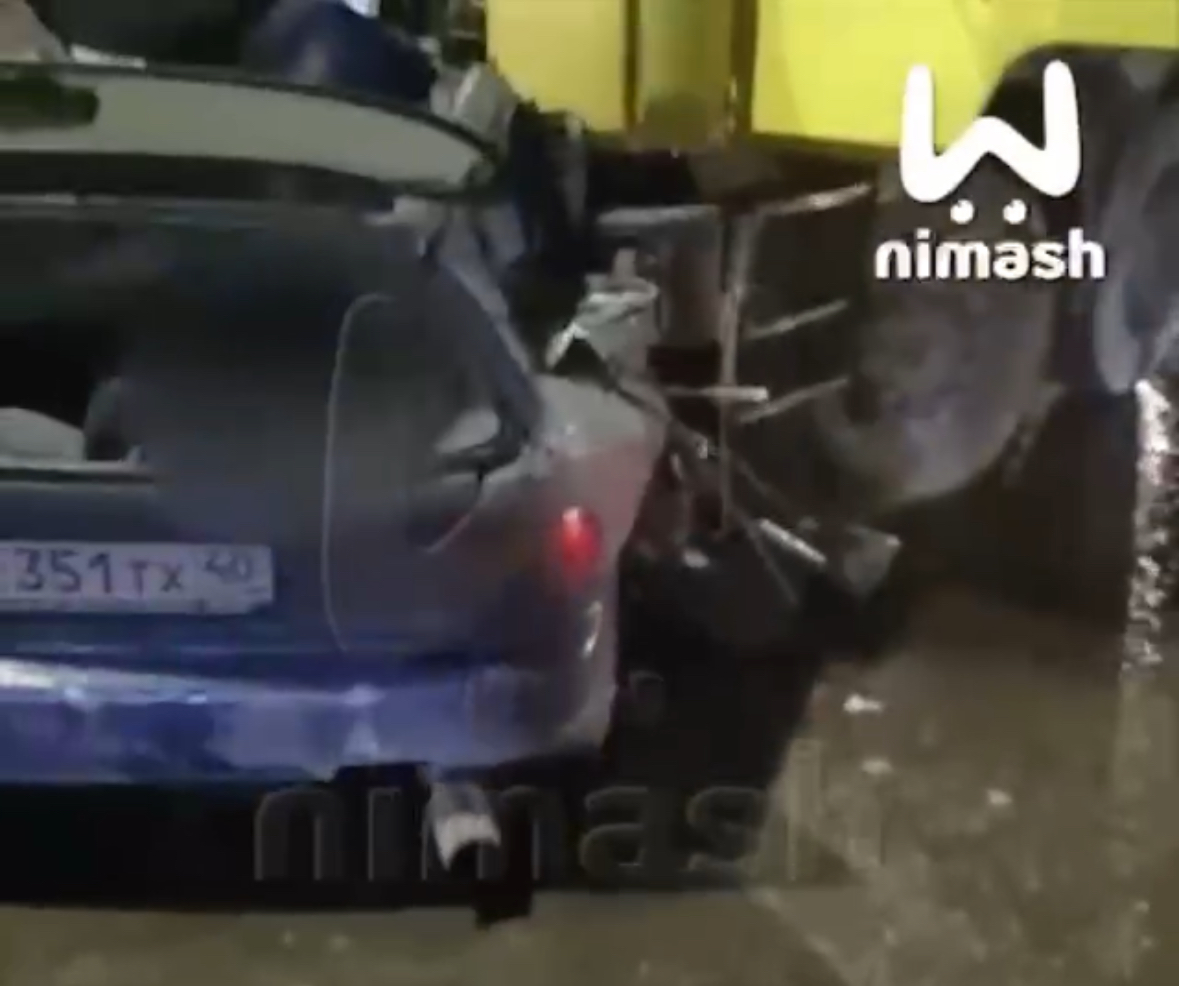 Honda вместе с водителем оказались под бетономешалкой в Сормове