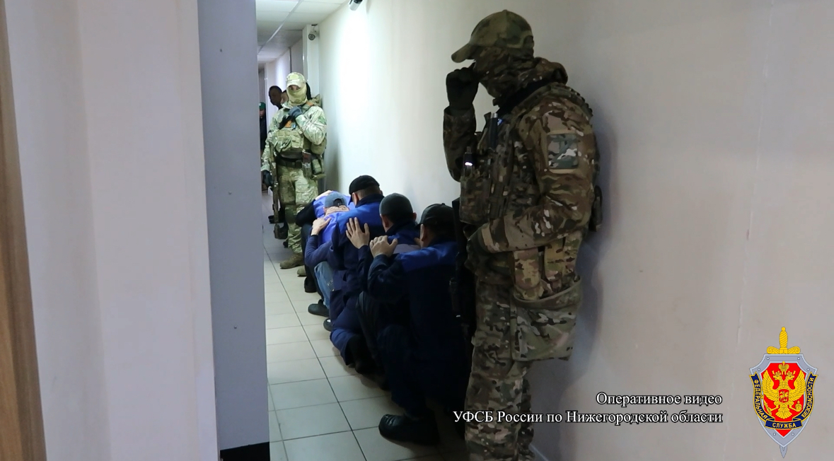 Преступники из Нижнего Новгорода эксплуатировали мигрантов, взамен подделывая все бумаги