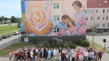 В перинатальном центре Дзержинска открыли мурал о семье в День любви и верности